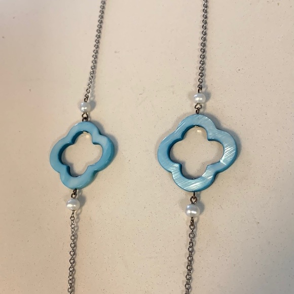 Costume jewelry long necklace turquoise glass 4 leaf clover silver tone chain. - Picture 5 of 8